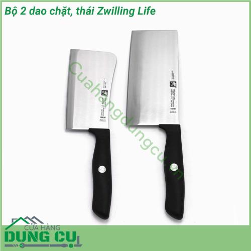 Bộ 2 dao chặt thái Zwilling Life được thiết kế to bản có độ nặng vừa phải để những vết cắt luôn gọn gàng tạo tính thẩm mỹ cho những món ăn Lưỡi dao và chuôi dao được liên kết bởi đinh tán có logo thương hiệu Zwilling và nhựa nguyên khối đặc trưng của các dòng sản phẩm của Zwilling chuôi dao được thiết kế có độ cong để dễ cầm nắm và điều khiển một cách linh động dễ dàng