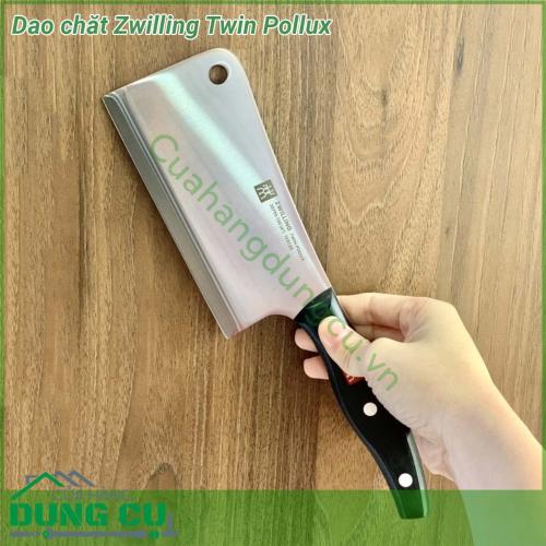 Dao chặt Zwilling Twin Pollux được làm bằng thép không gỉ lưỡi dao sắc bén sẽ giúp bạn có thể chế biến được những thực phẩm có độ cứng cao như xương động vật hoặc những thực phẩm dai hoặc cứng Dao được thiết kế to bản có độ nặng vừa phải để những vết cắt luôn gọn gàng tạo tính thẩm mỹ cho những món ăn Lưỡi dao và chuôi dao được liên kết bởi đinh tán chuôi dao được thiết kế có độ cong để dễ cầm nắm và điều khiển một cách linh động dễ dàng