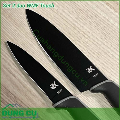 Set 2 dao WMF Touch có bao đựng dài 13cm và 9cm từ tay cầm đến lưỡi dao đều có màu sắc tươi mới hiện đại - mang đến cho bạn một tâm trạng thoải mái Lưỡi phủ được làm bằng thép lưỡi đặc biệt Điều này đảm bảo cho bạn độ sắc nét cao và kết quả cắt đáng tin cậy với bề mặt cắt mịn rất thuận tiện để thái rau hoa quả nấm phô mai và cả thịt luôn