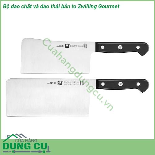 Bộ dao chặt và dao thái bản to Zwilling Gourmet được chế tạo bởi chất liệu thép carbon không gỉ cao cấp – chất liệu độc quyền của thương hiệu Zwilling đem đến độ bền đẹp như mới Lưỡi dao sắc bén độ cứng cao và không bị ăn mòn do tác động của bên ngoài  Cán dao chặt Zwilling Gourmet được gắn bằng đinh tán đảm bảo được sự chắc chắn cũng như sự ổn định khi sử dụng