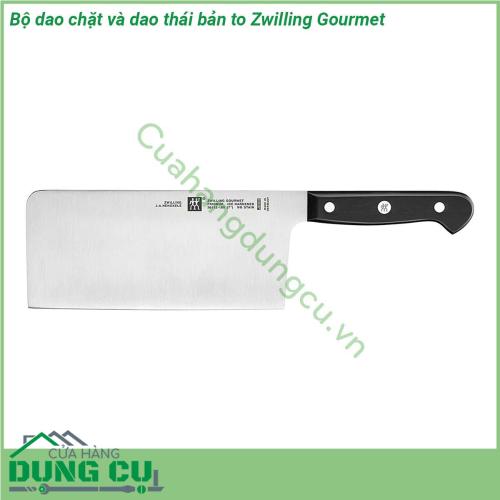 Bộ dao chặt và dao thái bản to Zwilling Gourmet được chế tạo bởi chất liệu thép carbon không gỉ cao cấp – chất liệu độc quyền của thương hiệu Zwilling đem đến độ bền đẹp như mới Lưỡi dao sắc bén độ cứng cao và không bị ăn mòn do tác động của bên ngoài  Cán dao chặt Zwilling Gourmet được gắn bằng đinh tán đảm bảo được sự chắc chắn cũng như sự ổn định khi sử dụng