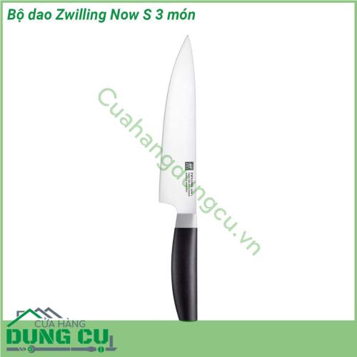 Bộ dao Zwilling Now S 3 món cực kỳ bền và sắc bởi Dao được làm bằng loại thép đặc biệt cùng với các công nghệ Henckel SigmaForge và FRIODUR® đảm bảo có độ cứng và độ sắc rất cao lên đến 56 - 58 HRC (Hardeness Rockwell C) dao có khả năng chịu ăn mòn tốt và có độ bền gần như vĩnh cửu Dao được rèn và định hình với độ chính xác cao từ một mảnh vật liệu duy nhất Lưỡi dao làm theo công nghệ SigmaForge có độ bền và độ sắc cao