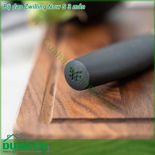 Bộ dao Zwilling Now S 3 món cực kỳ bền và sắc bởi Dao được làm bằng loại thép đặc biệt cùng với các công nghệ Henckel SigmaForge và FRIODUR® đảm bảo có độ cứng và độ sắc rất cao lên đến 56 - 58 HRC (Hardeness Rockwell C) dao có khả năng chịu ăn mòn tốt và có độ bền gần như vĩnh cửu Dao được rèn và định hình với độ chính xác cao từ một mảnh vật liệu duy nhất Lưỡi dao làm theo công nghệ SigmaForge có độ bền và độ sắc cao