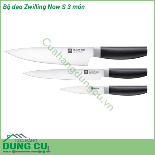 Bộ dao Zwilling Now S 3 món cực kỳ bền và sắc bởi Dao được làm bằng loại thép đặc biệt cùng với các công nghệ Henckel SigmaForge và FRIODUR® đảm bảo có độ cứng và độ sắc rất cao lên đến 56 - 58 HRC (Hardeness Rockwell C) dao có khả năng chịu ăn mòn tốt và có độ bền gần như vĩnh cửu Dao được rèn và định hình với độ chính xác cao từ một mảnh vật liệu duy nhất Lưỡi dao làm theo công nghệ SigmaForge có độ bền và độ sắc cao