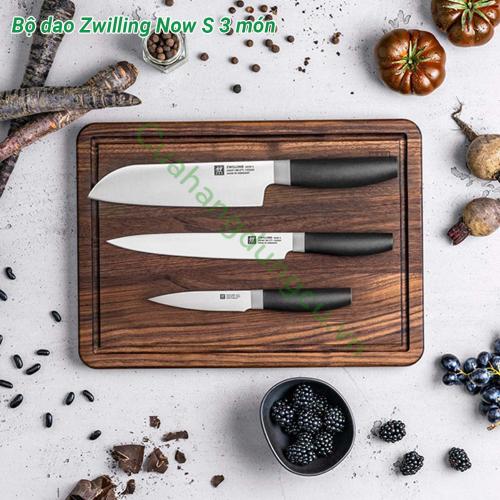 Bộ dao Zwilling Now S 3 món cực kỳ bền và sắc bởi Dao được làm bằng loại thép đặc biệt cùng với các công nghệ Henckel SigmaForge và FRIODUR® đảm bảo có độ cứng và độ sắc rất cao lên đến 56 - 58 HRC (Hardeness Rockwell C) dao có khả năng chịu ăn mòn tốt và có độ bền gần như vĩnh cửu Dao được rèn và định hình với độ chính xác cao từ một mảnh vật liệu duy nhất Lưỡi dao làm theo công nghệ SigmaForge có độ bền và độ sắc cao