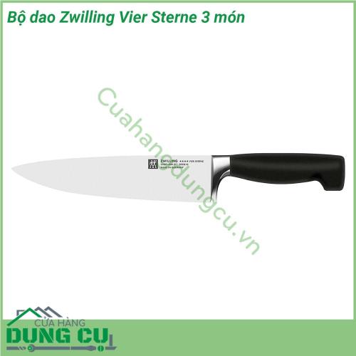 Bộ dao Zwilling Vier Sterne 3 món được làm từ thép không chứa lượng cacbon cao đạt độ đàn hồi và chống ăn mòn vượt trội Tay cầm bằng nhựa PP cao cấp nên nhẹ nhưng bền chống vỡ và chống trượt đồng thời kết cấu được tạo đường viền để có được một tay cầm an toàn Tay cầm bằng nhựa được tạo hình công thái học và kết hợp liền mạch với lưỡi dao Vì những vi khuẩn như vậy không thể tích tụ bên dưới tay cầm làm cho những con dao này trở nên vô cùng vệ sinh