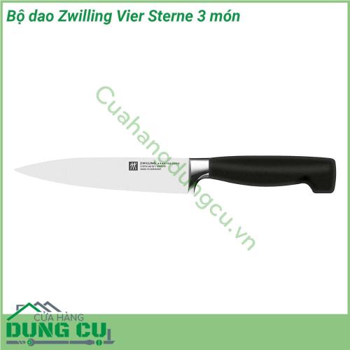 Bộ dao Zwilling Vier Sterne 3 món được làm từ thép không chứa lượng cacbon cao đạt độ đàn hồi và chống ăn mòn vượt trội Tay cầm bằng nhựa PP cao cấp nên nhẹ nhưng bền chống vỡ và chống trượt đồng thời kết cấu được tạo đường viền để có được một tay cầm an toàn Tay cầm bằng nhựa được tạo hình công thái học và kết hợp liền mạch với lưỡi dao Vì những vi khuẩn như vậy không thể tích tụ bên dưới tay cầm làm cho những con dao này trở nên vô cùng vệ sinh