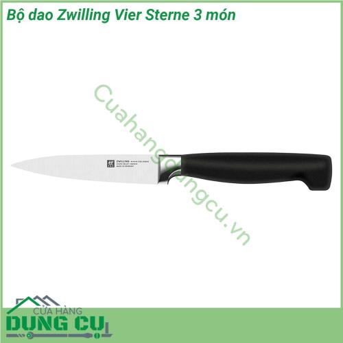 Bộ dao Zwilling Vier Sterne 3 món được làm từ thép không chứa lượng cacbon cao đạt độ đàn hồi và chống ăn mòn vượt trội Tay cầm bằng nhựa PP cao cấp nên nhẹ nhưng bền chống vỡ và chống trượt đồng thời kết cấu được tạo đường viền để có được một tay cầm an toàn Tay cầm bằng nhựa được tạo hình công thái học và kết hợp liền mạch với lưỡi dao Vì những vi khuẩn như vậy không thể tích tụ bên dưới tay cầm làm cho những con dao này trở nên vô cùng vệ sinh