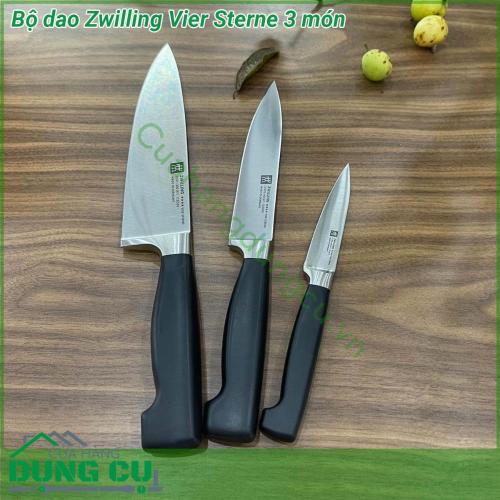 Bộ dao Zwilling Vier Sterne 3 món được làm từ thép không chứa lượng cacbon cao đạt độ đàn hồi và chống ăn mòn vượt trội Tay cầm bằng nhựa PP cao cấp nên nhẹ nhưng bền chống vỡ và chống trượt đồng thời kết cấu được tạo đường viền để có được một tay cầm an toàn Tay cầm bằng nhựa được tạo hình công thái học và kết hợp liền mạch với lưỡi dao Vì những vi khuẩn như vậy không thể tích tụ bên dưới tay cầm làm cho những con dao này trở nên vô cùng vệ sinh