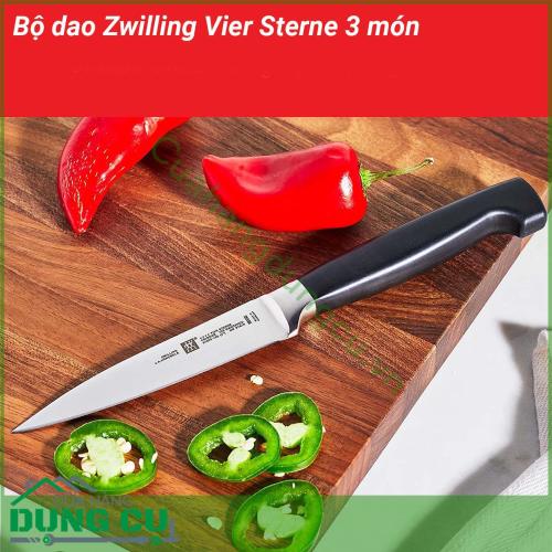 Bộ dao Zwilling Vier Sterne 3 món được làm từ thép không chứa lượng cacbon cao đạt độ đàn hồi và chống ăn mòn vượt trội Tay cầm bằng nhựa PP cao cấp nên nhẹ nhưng bền chống vỡ và chống trượt đồng thời kết cấu được tạo đường viền để có được một tay cầm an toàn Tay cầm bằng nhựa được tạo hình công thái học và kết hợp liền mạch với lưỡi dao Vì những vi khuẩn như vậy không thể tích tụ bên dưới tay cầm làm cho những con dao này trở nên vô cùng vệ sinh