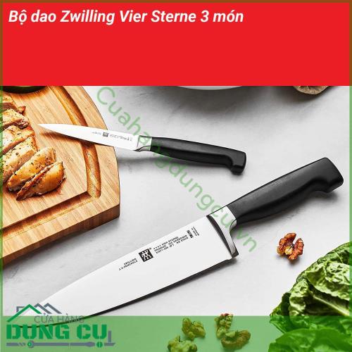 Bộ dao Zwilling Vier Sterne 3 món được làm từ thép không chứa lượng cacbon cao đạt độ đàn hồi và chống ăn mòn vượt trội Tay cầm bằng nhựa PP cao cấp nên nhẹ nhưng bền chống vỡ và chống trượt đồng thời kết cấu được tạo đường viền để có được một tay cầm an toàn Tay cầm bằng nhựa được tạo hình công thái học và kết hợp liền mạch với lưỡi dao Vì những vi khuẩn như vậy không thể tích tụ bên dưới tay cầm làm cho những con dao này trở nên vô cùng vệ sinh