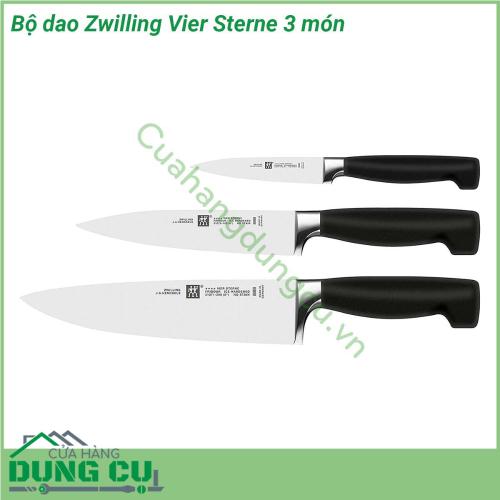 Bộ dao Zwilling Vier Sterne 3 món được làm từ thép không chứa lượng cacbon cao đạt độ đàn hồi và chống ăn mòn vượt trội Tay cầm bằng nhựa PP cao cấp nên nhẹ nhưng bền chống vỡ và chống trượt đồng thời kết cấu được tạo đường viền để có được một tay cầm an toàn Tay cầm bằng nhựa được tạo hình công thái học và kết hợp liền mạch với lưỡi dao Vì những vi khuẩn như vậy không thể tích tụ bên dưới tay cầm làm cho những con dao này trở nên vô cùng vệ sinh