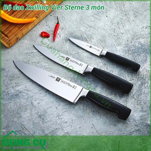 Bộ dao Zwilling Vier Sterne 3 món được làm từ thép không chứa lượng cacbon cao đạt độ đàn hồi và chống ăn mòn vượt trội Tay cầm bằng nhựa PP cao cấp nên nhẹ nhưng bền chống vỡ và chống trượt đồng thời kết cấu được tạo đường viền để có được một tay cầm an toàn Tay cầm bằng nhựa được tạo hình công thái học và kết hợp liền mạch với lưỡi dao Vì những vi khuẩn như vậy không thể tích tụ bên dưới tay cầm làm cho những con dao này trở nên vô cùng vệ sinh