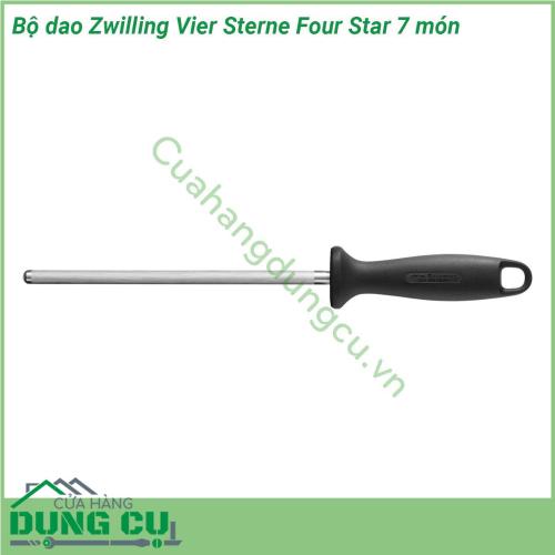 Bộ dao Zwilling Vier Sterne Four Star 7 món được rèn và định hình với độ chính xác cao từ một mảnh vật liệu duy nhất lưỡi và cán đúc liền nguyên khối Trong quá trình đặc biệt này thép phải chịu nhiệt độ khắc nghiệt trong một số bước Sau đó mỗi con dao được mài sắc với độ chính xác của tia laser Một sự kết hợp tuyệt vời đảm bảo độ sắc nét bền vững chống ăn mòn và khả năng giữ độ sắc nét cực tốt