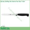 Bộ dao Zwilling Vier Sterne Four Star 7 món được rèn và định hình với độ chính xác cao từ một mảnh vật liệu duy nhất lưỡi và cán đúc liền nguyên khối Trong quá trình đặc biệt này thép phải chịu nhiệt độ khắc nghiệt trong một số bước Sau đó mỗi con dao được mài sắc với độ chính xác của tia laser Một sự kết hợp tuyệt vời đảm bảo độ sắc nét bền vững chống ăn mòn và khả năng giữ độ sắc nét cực tốt