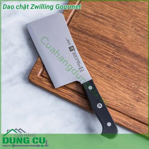 Dao chặt Zwilling Gourmet được thiết kế to bản có độ nặng vừa phải để những vết cắt luôn gọn gàng tạo tính thẩm mỹ cho những món ăn Lưỡi dao và chuôi dao được liên kết bởi đinh tán có logo thương hiệu Zwilling và nhựa nguyên khối đặc trưng của các dòng sản phẩm của Zwilling chuôi dao được thiết kế có độ cong để dễ cầm nắm và điều khiển một cách linh động dễ dàng