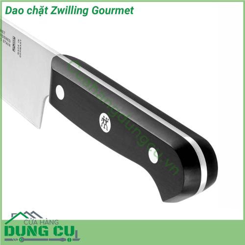 Dao chặt Zwilling Gourmet được thiết kế to bản có độ nặng vừa phải để những vết cắt luôn gọn gàng tạo tính thẩm mỹ cho những món ăn Lưỡi dao và chuôi dao được liên kết bởi đinh tán có logo thương hiệu Zwilling và nhựa nguyên khối đặc trưng của các dòng sản phẩm của Zwilling chuôi dao được thiết kế có độ cong để dễ cầm nắm và điều khiển một cách linh động dễ dàng