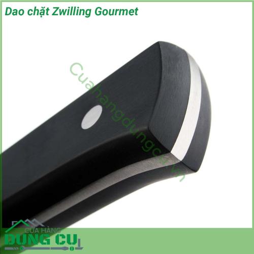 Dao chặt Zwilling Gourmet được thiết kế to bản có độ nặng vừa phải để những vết cắt luôn gọn gàng tạo tính thẩm mỹ cho những món ăn Lưỡi dao và chuôi dao được liên kết bởi đinh tán có logo thương hiệu Zwilling và nhựa nguyên khối đặc trưng của các dòng sản phẩm của Zwilling chuôi dao được thiết kế có độ cong để dễ cầm nắm và điều khiển một cách linh động dễ dàng