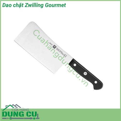 Dao chặt Zwilling Gourmet được thiết kế to bản có độ nặng vừa phải để những vết cắt luôn gọn gàng tạo tính thẩm mỹ cho những món ăn Lưỡi dao và chuôi dao được liên kết bởi đinh tán có logo thương hiệu Zwilling và nhựa nguyên khối đặc trưng của các dòng sản phẩm của Zwilling chuôi dao được thiết kế có độ cong để dễ cầm nắm và điều khiển một cách linh động dễ dàng