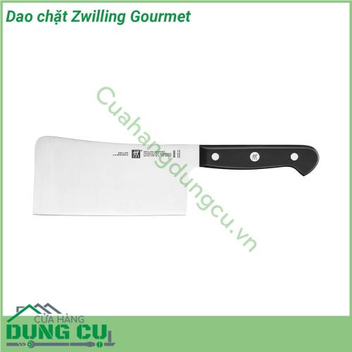 Dao chặt Zwilling Gourmet được thiết kế to bản có độ nặng vừa phải để những vết cắt luôn gọn gàng tạo tính thẩm mỹ cho những món ăn Lưỡi dao và chuôi dao được liên kết bởi đinh tán có logo thương hiệu Zwilling và nhựa nguyên khối đặc trưng của các dòng sản phẩm của Zwilling chuôi dao được thiết kế có độ cong để dễ cầm nắm và điều khiển một cách linh động dễ dàng