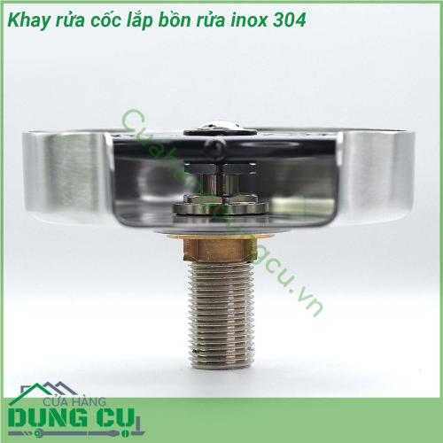 Khay rửa cốc lắp bồn rửa inox 304 thiết kế nhỏ gọn tiện lợi dễ dàng di chuyển và lắp đặt Chất liệu khay là inox 304 không gỉ sét an toàn nhất cho cơ thể con người hiện nay Máy có thể rửa được hầu hết các loại cốc chén Điều này giải quyết được bài toán ly cốc tại quầy bar bởi loại ly sử dụng cho đồ uống là rất đa dạng