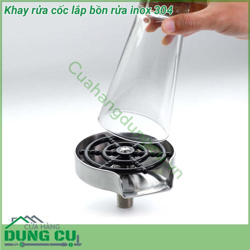 Khay rửa cốc lắp bồn rửa inox 304 thiết kế nhỏ gọn tiện lợi dễ dàng di chuyển và lắp đặt Chất liệu khay là inox 304 không gỉ sét an toàn nhất cho cơ thể con người hiện nay Máy có thể rửa được hầu hết các loại cốc chén Điều này giải quyết được bài toán ly cốc tại quầy bar bởi loại ly sử dụng cho đồ uống là rất đa dạng