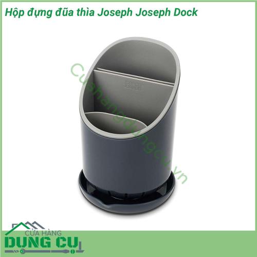 Hộp đựng đũa thìa Joseph Joseph Dock được làm bằng chất liệu nhựa cao cấp bền đẹp và an toàn cho sức khỏe người sử dụng Kiểu dáng hiện đại nhỏ gọn khiến cho căn bếp thêm ngăn nắp và sạch sẽ Hộp đựng đũa thìa Joseph Joseph Dock được thiết kế với các ngăn chia tầng giúp bạn dễ dàng phân chia các vật dụng khác nhau và khe cắm dao chuyên dụng giữ cho lưỡi dao sắc bén được an toàn và chắc chắn Khe thoát dao bảo vệ ngón tay và lưỡi dao khỏi bị hư hại