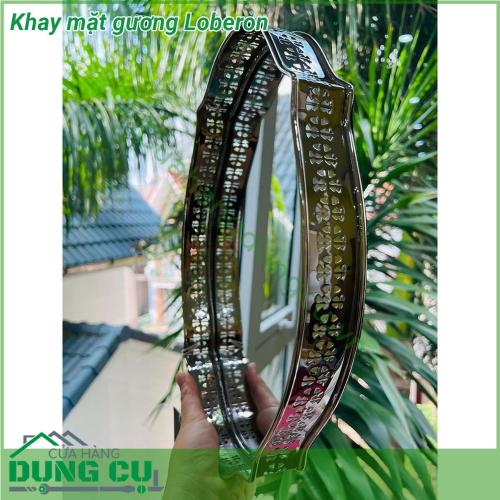 Khay mặt gương Loberon được làm bằng chất liệu thép mạ niken sáng bóng với hoa văn duyên dáng có độ bền cao và an toàn với sức khoẻ người tiêu dùng Sản phẩm dùng để phục vụ ly cốc đồ dùng uống rượu trà tại nhà bếp hoặc để đựng các đồ dùng nhà bếp khá tại phòng khách phục vụ tại bàn ăn hoặc bàn tiệc