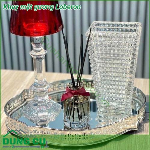 Khay mặt gương Loberon được làm bằng chất liệu thép mạ niken sáng bóng với hoa văn duyên dáng có độ bền cao và an toàn với sức khoẻ người tiêu dùng Sản phẩm dùng để phục vụ ly cốc đồ dùng uống rượu trà tại nhà bếp hoặc để đựng các đồ dùng nhà bếp khá tại phòng khách phục vụ tại bàn ăn hoặc bàn tiệc