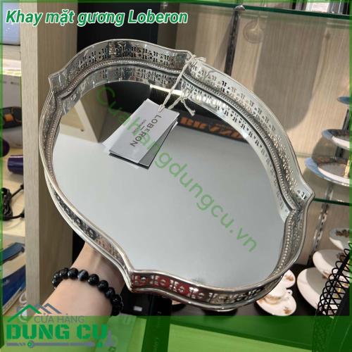 Khay mặt gương Loberon được làm bằng chất liệu thép mạ niken sáng bóng với hoa văn duyên dáng có độ bền cao và an toàn với sức khoẻ người tiêu dùng Sản phẩm dùng để phục vụ ly cốc đồ dùng uống rượu trà tại nhà bếp hoặc để đựng các đồ dùng nhà bếp khá tại phòng khách phục vụ tại bàn ăn hoặc bàn tiệc