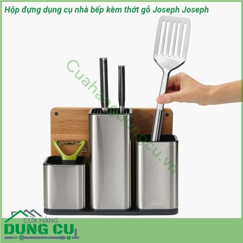 Hộp đựng dụng cụ nhà bếp kèm thớt gỗ Joseph Joseph có thiết kế các ngăn riêng biệt cho từng loại dụng cụ và bao gồm ngăn chứa dao trung tâm với các khe không trầy xước giúp kẹp chặt các lưỡi dao một cách an toàn và chắc chắn  Hộp đựng dụng cụ nhà bếp Joseph còn đi kèm thớt nhựa Joseph cũng đi kèm với thớt gỗ cất gọn gàng ở phía sau