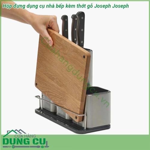 Hộp đựng dụng cụ nhà bếp kèm thớt gỗ Joseph Joseph có thiết kế các ngăn riêng biệt cho từng loại dụng cụ và bao gồm ngăn chứa dao trung tâm với các khe không trầy xước giúp kẹp chặt các lưỡi dao một cách an toàn và chắc chắn  Hộp đựng dụng cụ nhà bếp Joseph còn đi kèm thớt nhựa Joseph cũng đi kèm với thớt gỗ cất gọn gàng ở phía sau