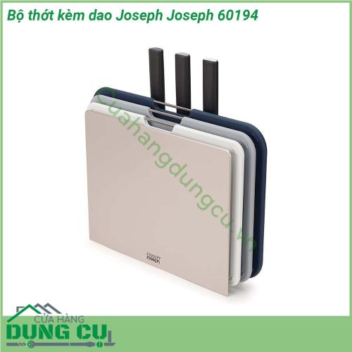 Bộ thớt kèm dao Joseph Joseph 60194 bao gồm ba chiếc thớt có mã màu ba con dao làm bếp cơ bản và một giá đỡ thời trang giúp khu bếp của bạn luôn gọn gàng và ngăn nắp Kiểu dáng mới nhất với thiết kế chân đế ngăn cách các tấm thớt giúp không khí lưu thông làm thớt khô thoáng vệ sinh hơn khung đỡ và thanh ngang giúp việc di chuyển thớt trở nên dễ dàng