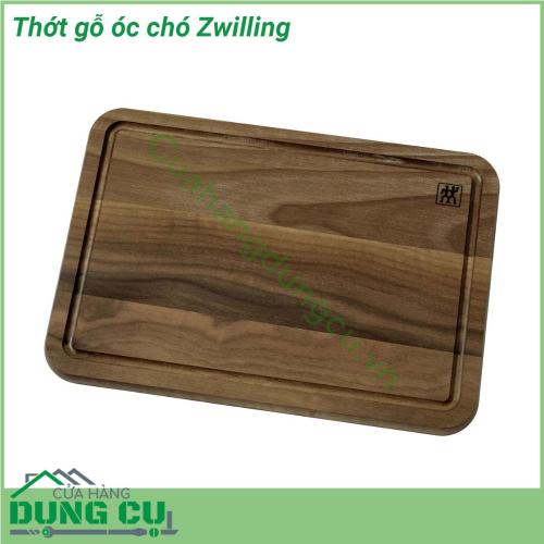 Thớt gỗ óc chó Zwilling là chiếc thớt với những đường vân trên gỗ tuyệt đẹp Logo Zwilling được đốt ở góc trên cùng bên phải Gỗ óc chó tương đối nặng Thớt không có chân nhưng nó sẽ không di chuyển nhanh chóng do trọng lượng của nó Ngoài ra bảng có một khe để đảm bảo bạn sẽ không bao giờ làm đổ bất cứ thứ gì lên mặt quầy của mình