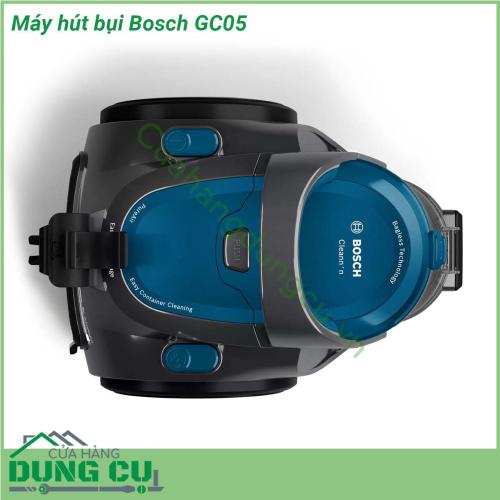 Máy hút bụi Bosch GC05 với công suất lên tới 700W và 3 đầu hút đảm bảo loại bỏ bụi và chất bẩn mọi ngóc ngách và trên tất cả các bề mặt từ thảm sàn đến cả sàn cứng như gạch đá sàn gỗ…Thiết kế tay cầm chống trượt Egro giữ cho bạn cầm ống hút chắc chắn không lo trượt tay khi di chuyển máy Bộ lọc HEPA ngăn chặn loại bỏ đa số các bụi bẩn vi khuẩn có trong không khí mang lại cho bạn làn không khí trong lành tốt cho sức khỏe hơn