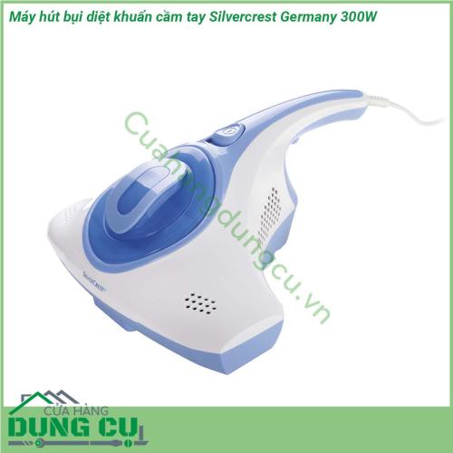 Máy hút bụi diệt khuẩn cầm tay Silvercrest Germany 300W được thiết kế nhỏ gọn với 3 chức năng đèn UV diệt khuẩn chế độ hút chức năng Roll Beat khả năng loại bỏ bụi bẩn từ giường nệm và vải bọc hiệu quả  Mang lại sự sạch sẽ và trong lành hỗ trợ cho giấc ngủ ngon Máy có chức năng tự động tắt Đèn UV chỉ sáng khi tiếp xúc với các bề mặt và đồng thời nhấn công tắc