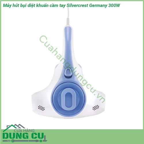 Máy hút bụi diệt khuẩn cầm tay Silvercrest Germany 300W được thiết kế nhỏ gọn với 3 chức năng đèn UV diệt khuẩn chế độ hút chức năng Roll Beat khả năng loại bỏ bụi bẩn từ giường nệm và vải bọc hiệu quả  Mang lại sự sạch sẽ và trong lành hỗ trợ cho giấc ngủ ngon Máy có chức năng tự động tắt Đèn UV chỉ sáng khi tiếp xúc với các bề mặt và đồng thời nhấn công tắc