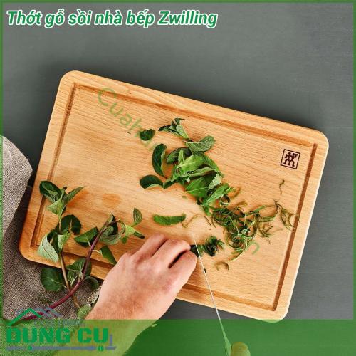 Thớt gỗ sồi nhà bếp Zwilling 35cm được làm bằng gỗ gỗ sồi hút ẩm ít thiết thực và vệ sinh Thớt được làm từ chất liệu gỗ tự nhiên có độ bền cao không thấm nước mau khô và an toàn khi sử dụng Với thiết kế đường viền rãnh xung quanh bề mặt làm việc rộng rãi giúp bạn có thể cắt trái cây và rau phi lê cá và thịt hoặc chặt các loại thực phẩm một cách dễ dàng và tiện dụng