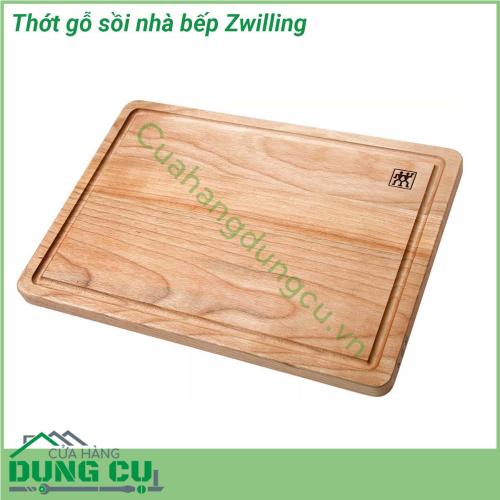 Thớt gỗ sồi nhà bếp Zwilling 35cm được làm bằng gỗ gỗ sồi hút ẩm ít thiết thực và vệ sinh Thớt được làm từ chất liệu gỗ tự nhiên có độ bền cao không thấm nước mau khô và an toàn khi sử dụng Với thiết kế đường viền rãnh xung quanh bề mặt làm việc rộng rãi giúp bạn có thể cắt trái cây và rau phi lê cá và thịt hoặc chặt các loại thực phẩm một cách dễ dàng và tiện dụng