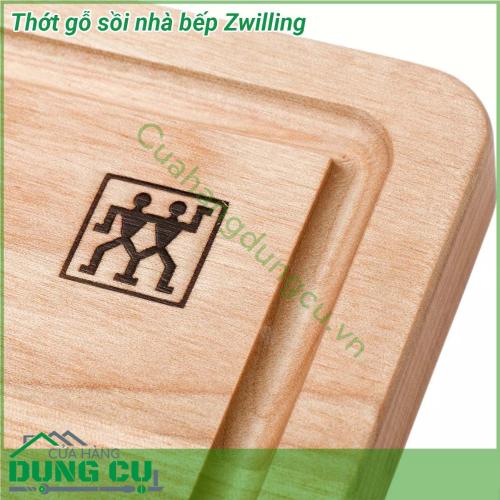 Thớt gỗ sồi nhà bếp Zwilling 35cm được làm bằng gỗ gỗ sồi hút ẩm ít thiết thực và vệ sinh Thớt được làm từ chất liệu gỗ tự nhiên có độ bền cao không thấm nước mau khô và an toàn khi sử dụng Với thiết kế đường viền rãnh xung quanh bề mặt làm việc rộng rãi giúp bạn có thể cắt trái cây và rau phi lê cá và thịt hoặc chặt các loại thực phẩm một cách dễ dàng và tiện dụng