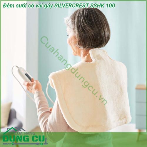 Đệm sưởi cổ vai gáy SILVERCREST SSHK 100 được thiết kế làm dịu sự ấm áp cho vùng vai và cổ Với chất liệu mặt trên siêu mềm thoáng khí dễ chăm sóc và vệ sinh - có thể giặt bằng máy ở 30 °C (chu kỳ cực kỳ nhẹ nhàng)  Với 6 mức nhiệt độ điều chỉnh riêng bằng các nút ấn Tự động tắt sau khoảng 90 phút