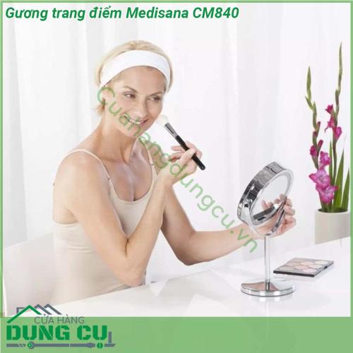 Gương trang điểm Medisana CM840 là loại gương để bàn với chân đế chắc chắn hình tròn và giá đỡ có độ cao vừa phải tiện sử dụng Gương sở hữu kiểu dáng tinh tế với những đường bo tròn tỉ mỉ và góc cạnh tinh xảo mang đến một hơi hơi thở phong cách nghệ thuật hiện đại và không kém phần lãng mạn Gương trang điểm Medisana CM840 góp phần mang đến sự sang trọng tiện nghi và lịch sự cho không gian