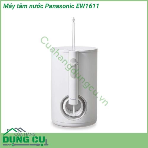 Máy tăm nước Panasonic EW1611 thiết kế tay cầm từ tính – có nam châm đảm bảo kéo ra để dùng và cất lại vào máy dễ dàng Máy tăm nước có hai đầu ra cáp cả bên phải và bên trái thuận tiện dù bạn treo góc nào ở tường đều có thể kéo cáp ra Nhờ có  bình chứa nước lớn 600ml không cần tiếp nước lại liên tục đồng thời chất liệu cũng được làm sạch hoàn toàn và an toàn trong máy rửa bát