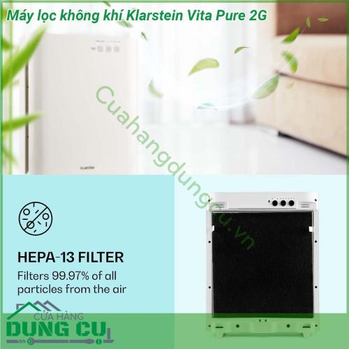 Máy lọc không khí Klarstein Vita Pure 2 thiết kế nhỏ gọn tiết kiệm diện tích với hoạt động êm ả và tiêu thụ điện năng thấp 55W Máy làm mát không khí loại bỏ mùi lọc sạch không khí trong phòng của bạn với năm lần so với máy lọc thông thường Sự kết hợp thông minh của bộ lọc sơ bộ bộ lọc HEPA13 bộ lọc than hoạt tính bộ khử trùng UV-C kháng khuẩn và bộ tạo ion loại bỏ bụi chất gây dị ứng vi khuẩn và mùi hôi rất hiệu quả Chúng ta có thể yên tâm bảo vệ cho gia đình mình