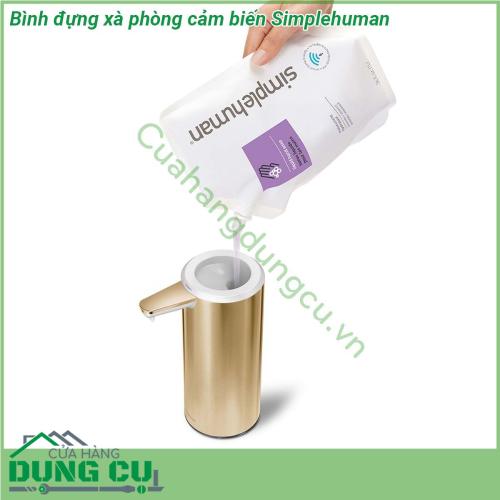 Bình đựng xà phòng cảm biến Simplehuman được thiết kế sang trọng tinh tế mà lại rất nhỏ gọn Với tiêu chí đơn giản và tiện lợi ngăn nắp đẹp mắt nên việc lắp đặt có thể dùng dán keo 2 mặt lên tường hay khoan nhẹ để bắt vít Chất liệu chế tạo bình đựng xà phòng bằng nhựa bọc thép không gỉ sáng bóng dễ lau vệ sinh  