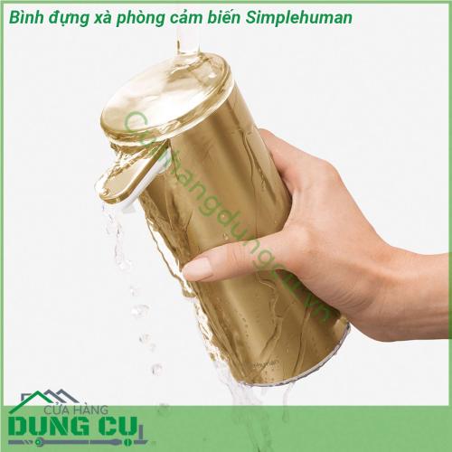 Bình đựng xà phòng cảm biến Simplehuman được thiết kế sang trọng tinh tế mà lại rất nhỏ gọn Với tiêu chí đơn giản và tiện lợi ngăn nắp đẹp mắt nên việc lắp đặt có thể dùng dán keo 2 mặt lên tường hay khoan nhẹ để bắt vít Chất liệu chế tạo bình đựng xà phòng bằng nhựa bọc thép không gỉ sáng bóng dễ lau vệ sinh  