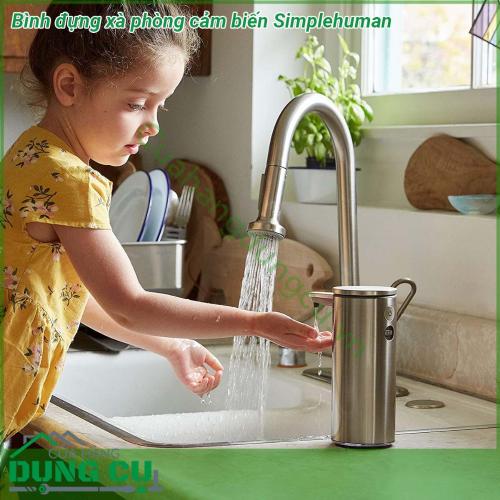 Bình đựng xà phòng cảm biến Simplehuman được thiết kế sang trọng tinh tế mà lại rất nhỏ gọn Với tiêu chí đơn giản và tiện lợi ngăn nắp đẹp mắt nên việc lắp đặt có thể dùng dán keo 2 mặt lên tường hay khoan nhẹ để bắt vít Chất liệu chế tạo bình đựng xà phòng bằng nhựa bọc thép không gỉ sáng bóng dễ lau vệ sinh  