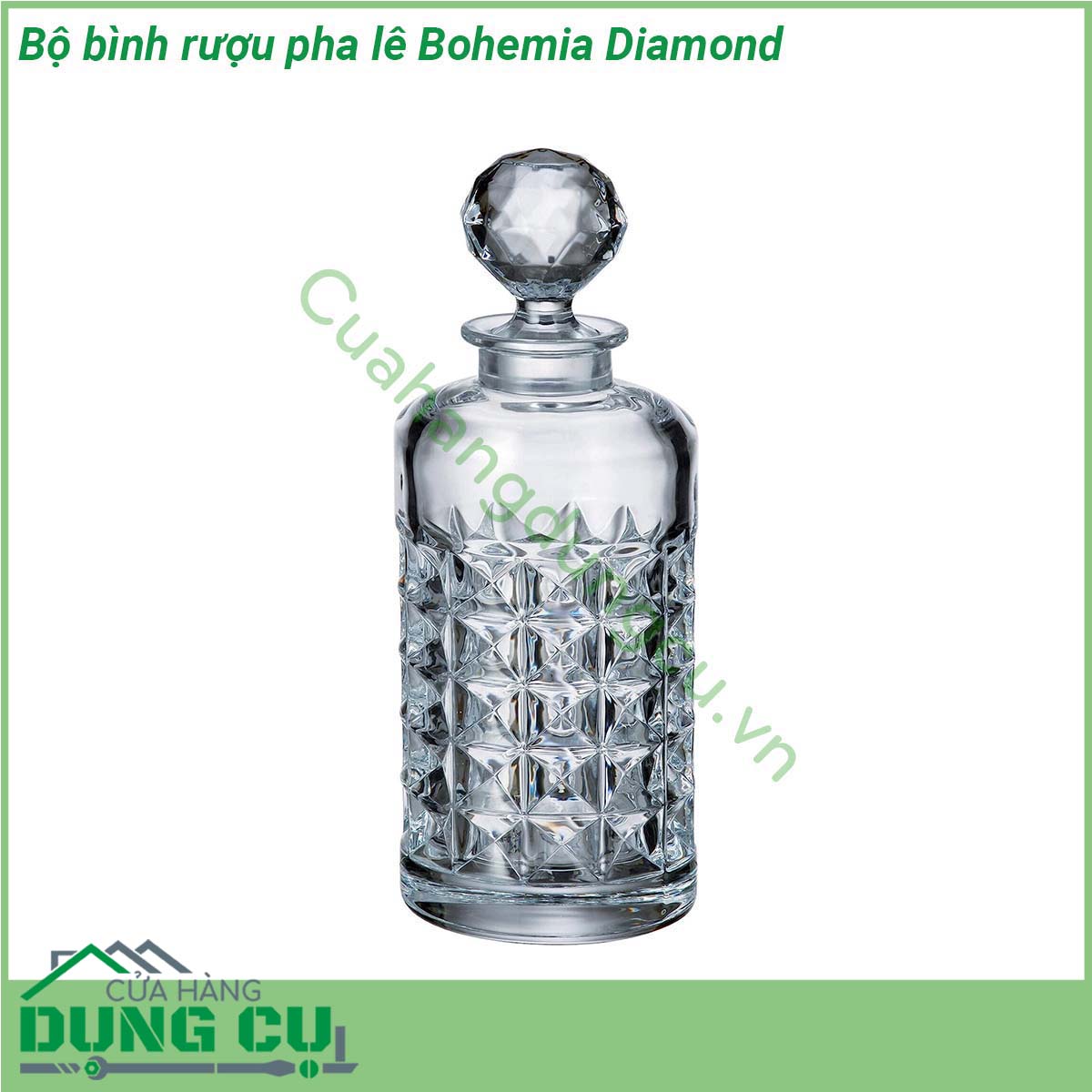 Bộ bình rượu pha lê Bohemia Diamond gồm 1 bình và 6 ly và được làm bằng chất liệu pha lê cao cấp nhất từ vùng đất Bohemia – Tiệp Khắc Chất liệu này đủ để người dùng cảm nhận được những điểm mạnh về chất lượng – độ bền – thẩm mỹ Bộ bình ly pha lê đúc nguyên khối với các đường nét thiết kế đơn giản nhẹ nhàng nhưng tinh tế và không kém phần sang trọng sẽ mang đến cho không gian nhà bạn một nét chấm phá độc đáo  