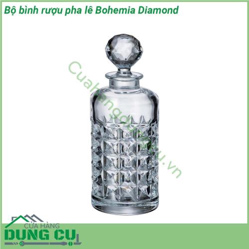 Bộ bình rượu pha lê Bohemia Diamond gồm 1 bình và 6 ly và được làm bằng chất liệu pha lê cao cấp nhất từ vùng đất Bohemia – Tiệp Khắc Chất liệu này đủ để người dùng cảm nhận được những điểm mạnh về chất lượng – độ bền – thẩm mỹ Bộ bình ly pha lê đúc nguyên khối với các đường nét thiết kế đơn giản nhẹ nhàng nhưng tinh tế và không kém phần sang trọng sẽ mang đến cho không gian nhà bạn một nét chấm phá độc đáo  