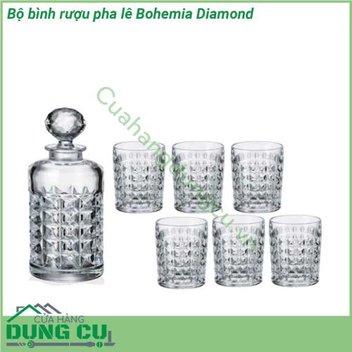 Bộ bình rượu pha lê Bohemia Diamond gồm 1 bình và 6 ly và được làm bằng chất liệu pha lê cao cấp nhất từ vùng đất Bohemia – Tiệp Khắc Chất liệu này đủ để người dùng cảm nhận được những điểm mạnh về chất lượng – độ bền – thẩm mỹ Bộ bình ly pha lê đúc nguyên khối với các đường nét thiết kế đơn giản nhẹ nhàng nhưng tinh tế và không kém phần sang trọng sẽ mang đến cho không gian nhà bạn một nét chấm phá độc đáo  